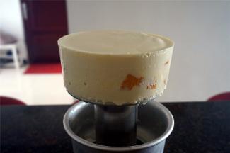 慕斯取出，用电吹风吹四周，脱模。