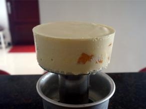 慕斯取出，用电吹风吹四周，脱模。