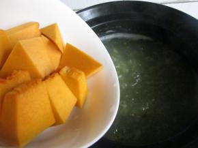 稍微熬煮5分钟，加入南瓜。