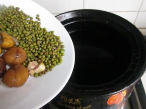 把砂锅洗净，加入水和绿豆，栗子。