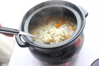 煮到粥浓稠，南瓜软烂即可。