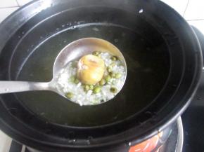 煮开后加入大米和糯米。