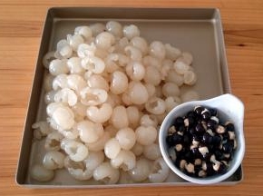 然后借助小刀去核，尽量保持完整性。