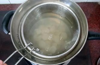 煮一锅水，沸腾后熄火，放入桂圆肉拖水。