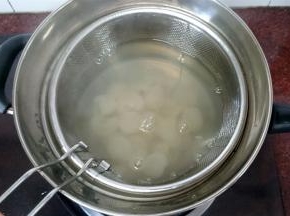 煮一锅水，沸腾后熄火，放入桂圆肉拖水。
