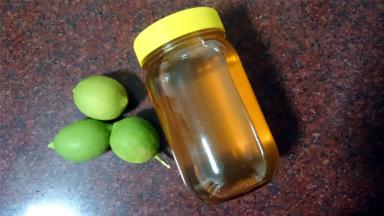 准备蜂蜜和青柠。