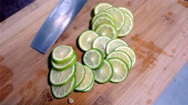 将柠檬的头尾去掉，然后切片。