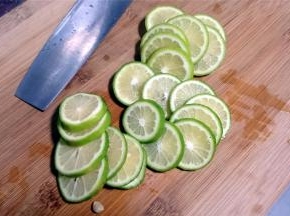 将柠檬的头尾去掉，然后切片。