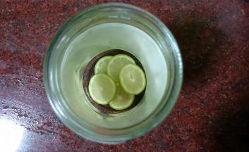 玻璃瓶用沸水消毒，然后铺放入一层柠檬片。