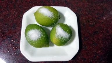 青柠用水冲洗一下，然后放入适量的盐。