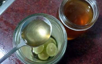 淋入一层蜂蜜，再铺放一层柠檬片，如此类推。