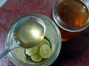 淋入一层蜂蜜，再铺放一层柠檬片，如此类推。