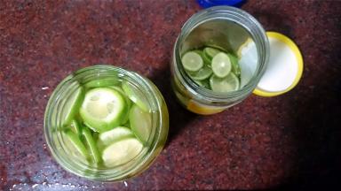 直到柠檬片放完，蜂蜜浸泡过柠檬片即可，做好后放冰箱保鲜层保存。饮用时取出几片柠檬片，勺两勺蜂蜜，冲凉开水即可。