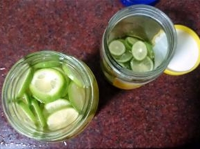直到柠檬片放完，蜂蜜浸泡过柠檬片即可，做好后放冰箱保鲜层保存。饮用时取出几片柠檬片，勺两勺蜂蜜，冲凉开水即可。