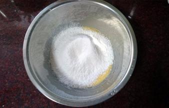 然后筛入低筋粉，拌均匀