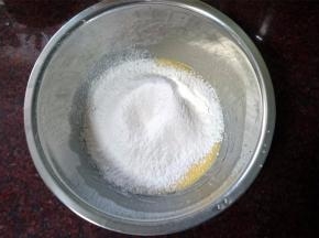 然后筛入低筋粉，拌均匀