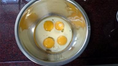 将蛋黄，牛奶，色拉油放入同一深盆中，搅拌均匀