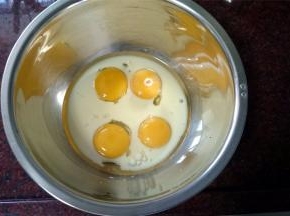 将蛋黄，牛奶，色拉油放入同一深盆中，搅拌均匀