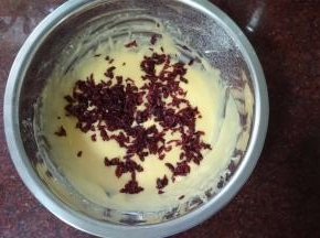 接着加入切碎了的蔓越莓，拌均匀后放置一旁备用