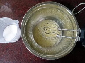 蛋白滴入几滴柠檬汁，分次加入65克细砂糖，打发