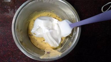 将蛋白与蛋黄糊混合切拌成顺滑的蛋糕糊