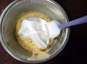 将蛋白与蛋黄糊混合切拌成顺滑的蛋糕糊