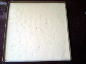 倒入方形烤盘，并震荡出大气泡，放入预热好的180度的烤箱，烤约20分钟左右至表面金黄