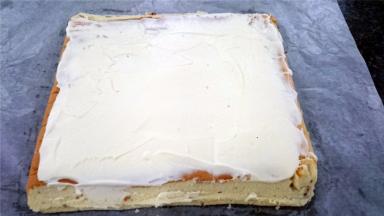 出炉后马上倒扣，冷却，然后抹上打发了的200克淡奶油