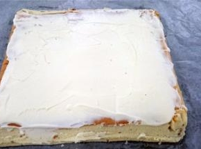 出炉后马上倒扣，冷却，然后抹上打发了的200克淡奶油