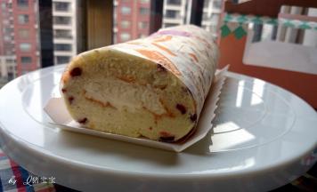 卷起，放冰箱保鲜层冷藏定型1个小时以上，吃的时候切块即可