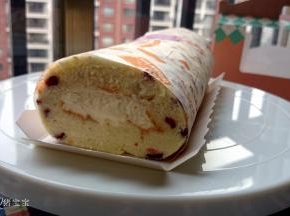 卷起，放冰箱保鲜层冷藏定型1个小时以上，吃的时候切块即可