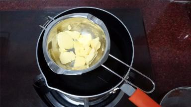 黄油隔水融化后冷却至温温的状态。