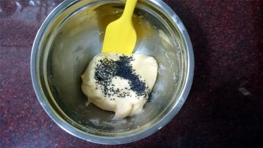 接着加入黑芝麻，拌均匀。