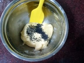 接着加入黑芝麻，拌均匀。