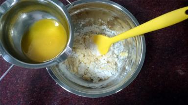 将黑芝麻和黄油以外的食材放入同一个深盆种，拌匀，然后倒入黄油，继续拌均匀。