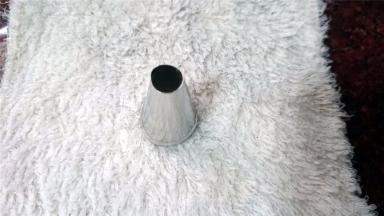 裱花袋装入一个中号的圆形花嘴，然后装入麻薯面糊。