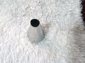 裱花袋装入一个中号的圆形花嘴，然后装入麻薯面糊。