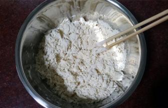 用筷子搅拌成絮状，然后揉成面团（偏干），准备压面。