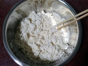 用筷子搅拌成絮状，然后揉成面团（偏干），准备压面。