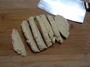 压面前先用刀将面团切成数片厚面片。