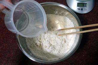 然后慢慢加入清水。