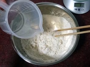 然后慢慢加入清水。