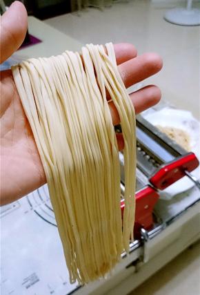 出面条前将面片正反面抹上一层手粉（高筋粉），若面条太长，可以用剪刀剪断。