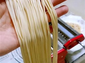 出面条前将面片正反面抹上一层手粉（高筋粉），若面条太长，可以用剪刀剪断。