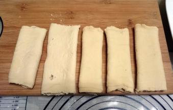 用最厚的那个档位开始压面，来回多压几次，然后档位从厚至薄依次来回压面。