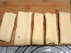 用最厚的那个档位开始压面，来回多压几次，然后档位从厚至薄依次来回压面。