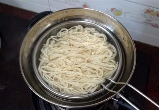 烧一锅热水，水沸腾后放入面条，煮熟（煮面条这么简单，大家都会的，我不多说了）。