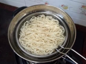 烧一锅热水，水沸腾后放入面条，煮熟（煮面条这么简单，大家都会的，我不多说了）。