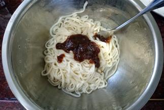 将煮好的面条捞起，加入拌面酱或者黑椒酱（随个人喜好），拌均匀。
