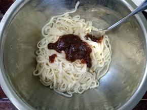 将煮好的面条捞起，加入拌面酱或者黑椒酱（随个人喜好），拌均匀。